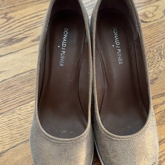 Donald Pliner Carli Metallic Shimmer Wedge Heels Pumps - Picture 5 of 6